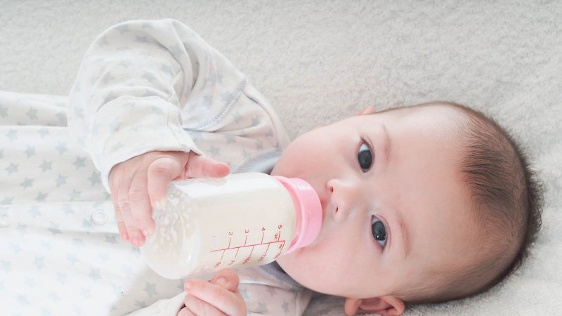 để bé nằm đúng tư thế khi bú bình